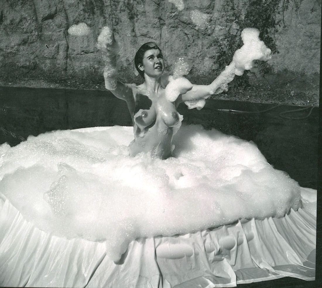 ANDRÉ DE DIENES Vintage Photo 1950s-1960s Nude Study: The provenance of this photo is from the estate/archives of notable photographer André de Dienes (Hungarian 1913 - 1986) in CA. André de Dienes is a well-known photographer, especially recognized fo