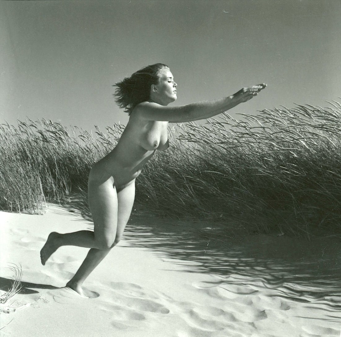 ANDRÉ DE DIENES Vintage Photo 1950s-1960s Nude Study: The provenance of this photo is from the estate/archives of notable photographer André de Dienes (Hungarian 1913 - 1986) in CA. André de Dienes is a well-known photographer, especially recognized fo