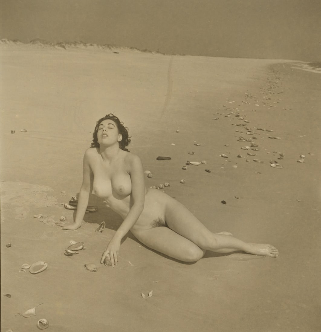 ANDRÉ DE DIENES Vintage Photo 1950s-1960s Nude Study: The provenance of this photo is from the estate/archives of notable photographer André de Dienes (Hungarian 1913 - 1986) in CA. André de Dienes is a well-known photographer, especially recognized fo