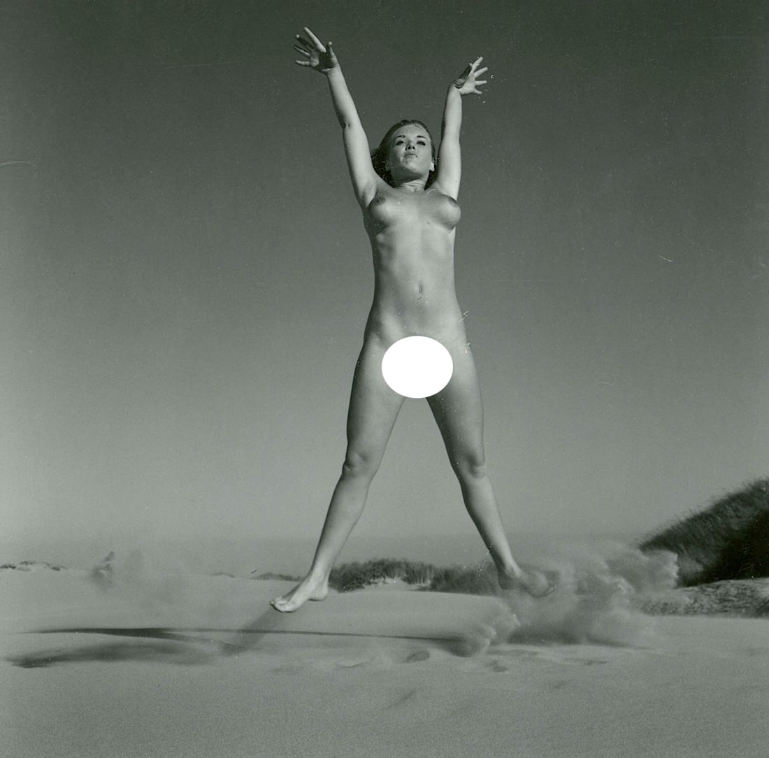 ANDRÉ DE DIENES Vintage Photo 1950s-1960s Nude Study: The provenance of this photo is from the estate/archives of notable photographer André de Dienes (Hungarian 1913 - 1986) in CA. André de Dienes is a well-known photographer, especially recognized fo
