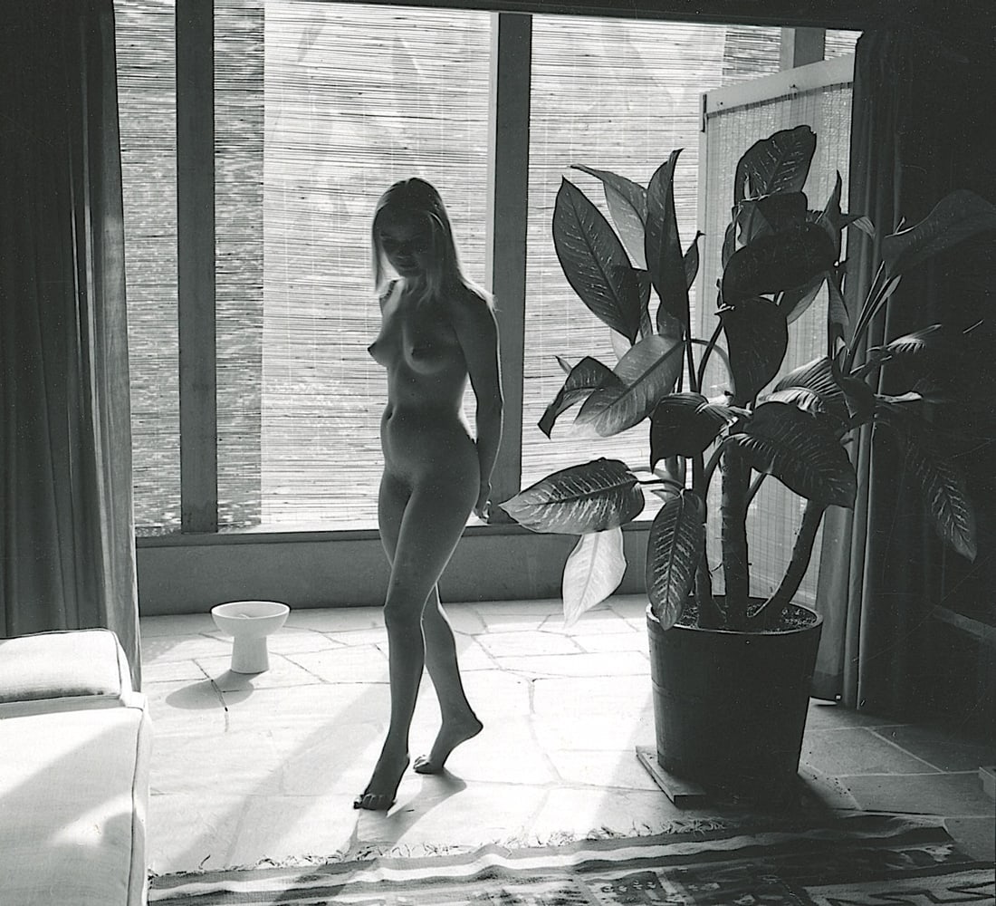 ANDRÉ DE DIENES Vintage Photo 1950s-1960s Nude Study: The provenance of this photo is from the estate/archives of notable photographer André de Dienes (Hungarian 1913 - 1986) in CA. André de Dienes is a well-known photographer, especially recognized fo