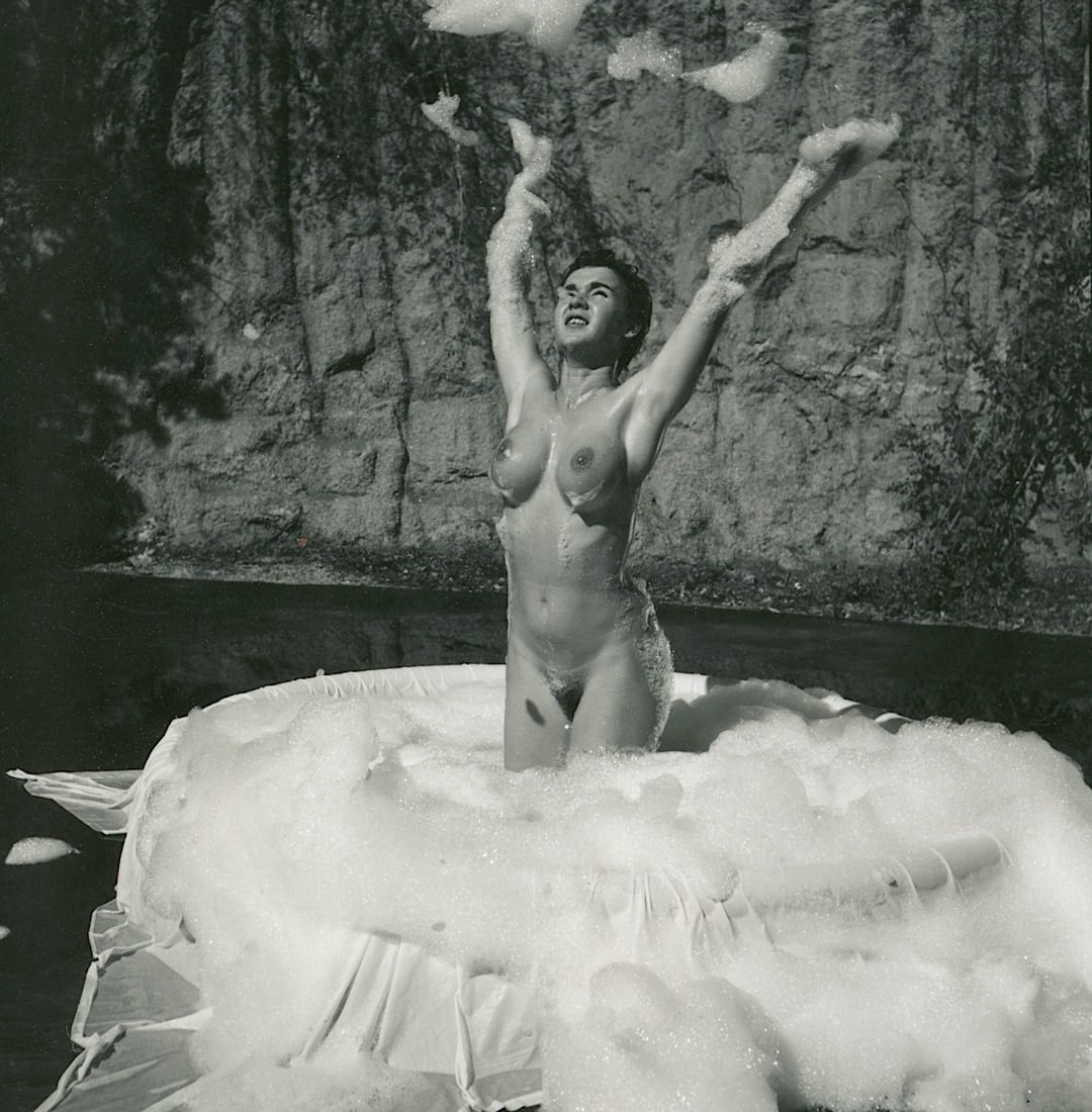 ANDRÉ DE DIENES Vintage Photo 1950s-1960s Nude Study: The provenance of this photo is from the estate/archives of notable photographer André de Dienes (Hungarian 1913 - 1986) in CA. André de Dienes is a well-known photographer, especially recognized fo