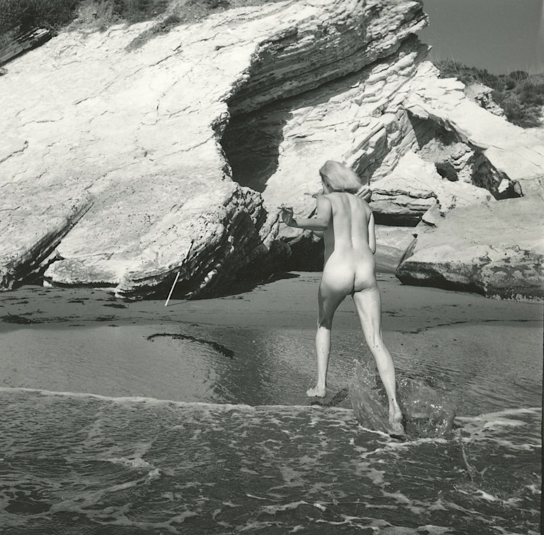 ANDRÉ DE DIENES Vintage Photo 1950s-1960s Nude Study: The provenance of this photo is from the estate/archives of notable photographer André de Dienes (Hungarian 1913 - 1986) in CA. André de Dienes is a well-known photographer, especially recognized fo