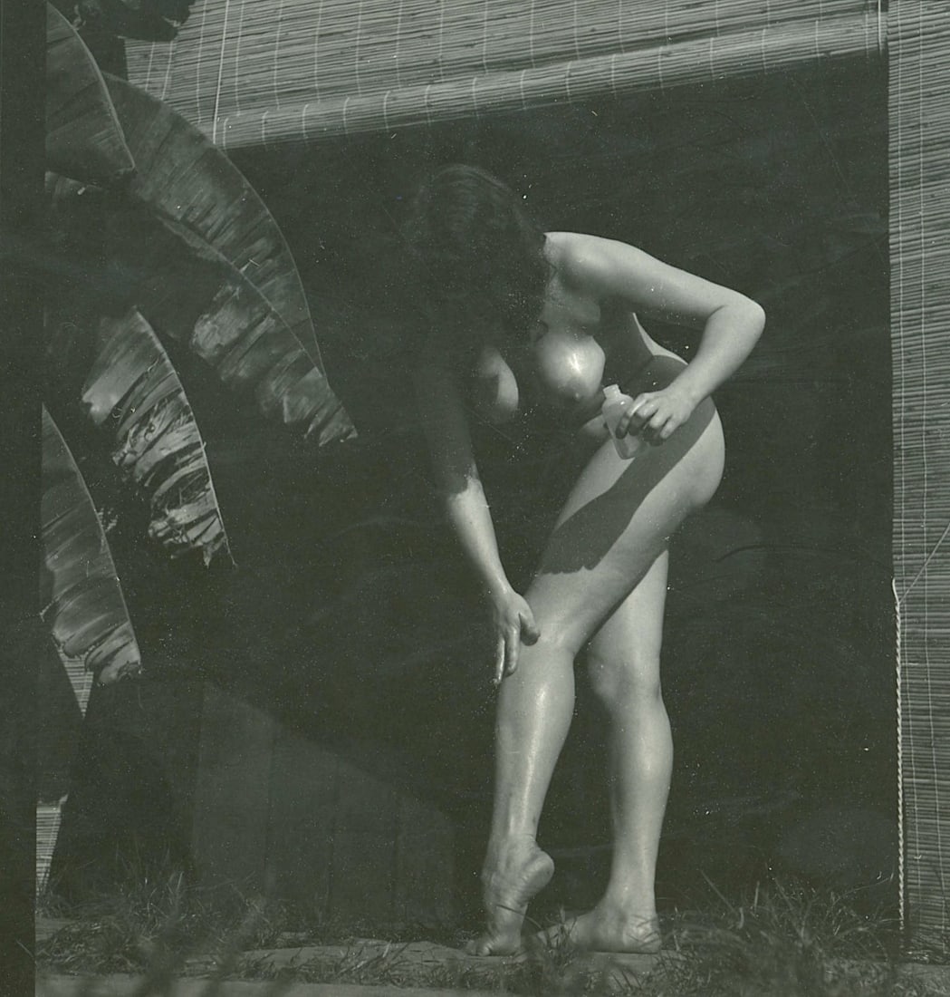 ANDRÉ DE DIENES Vintage Photo 1950s-1960s Nude Study: The provenance of this photo is from the estate/archives of notable photographer André de Dienes (Hungarian 1913 - 1986) in CA. André de Dienes is a well-known photographer, especially recognized fo
