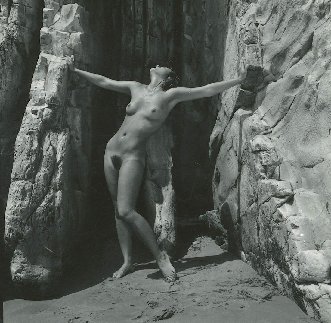 ANDRÉ DE DIENES Vintage Photo 1950s-1960s Nude Study: The provenance of this photo is from the estate/archives of notable photographer André de Dienes (Hungarian 1913 - 1986) in CA. André de Dienes is a well-known photographer, especially recognized fo