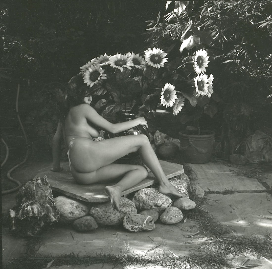 ANDRÉ DE DIENES Vintage Photo 1950s-1960s Nude Study: The provenance of this photo is from the estate/archives of notable photographer André de Dienes (Hungarian 1913 - 1986) in CA. André de Dienes is a well-known photographer, especially recognized fo