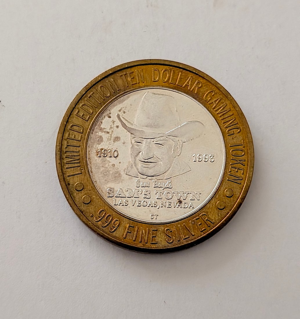 1993 Sam's Town Las Vegas Ltd. Ed. $10 Gaming Silver Token: It is a collectible "Silver Strike" token, which were popular in Las Vegas casinos. The center is made of .999 fine silver. It has approximately 0.6 troy oz .999 Silver and the vintage design can be r