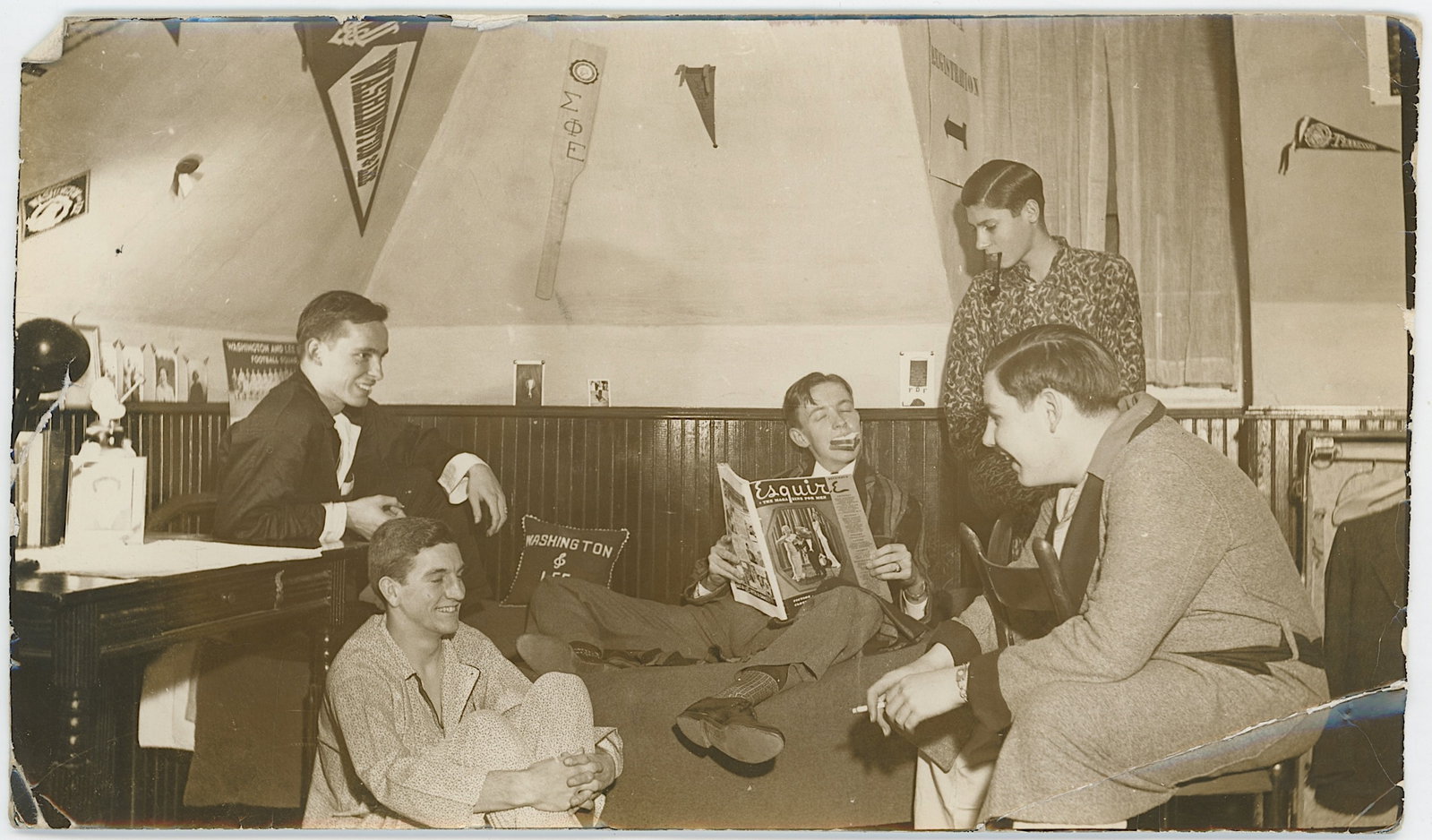Vintage Rare Photograph Collectors Washington & Lee: The provenance of this item is the forgotten (for many years) inventories of Artelisted. Most of these findings are vintage postcards and/or tradecards. The regular size of a postcard/tradecard is app