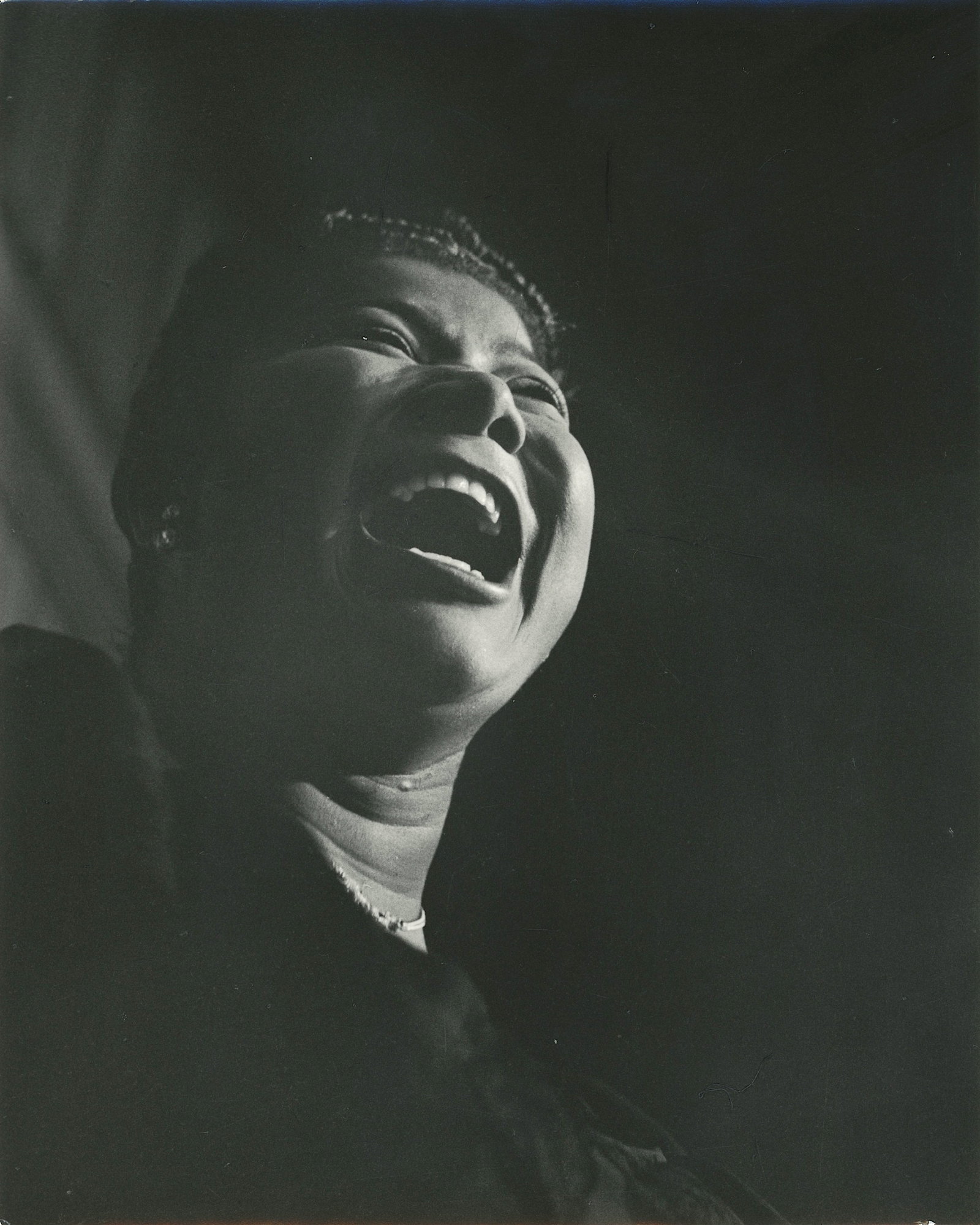 CLEMENS KALISCHER Original Photo Mahalia Jackson: Clemens Kalischer (1921-2018) was an American photojournalist and art photographer. He was born in Germany and immigrated to the United States. His series of photographs of displaced persons arriving 