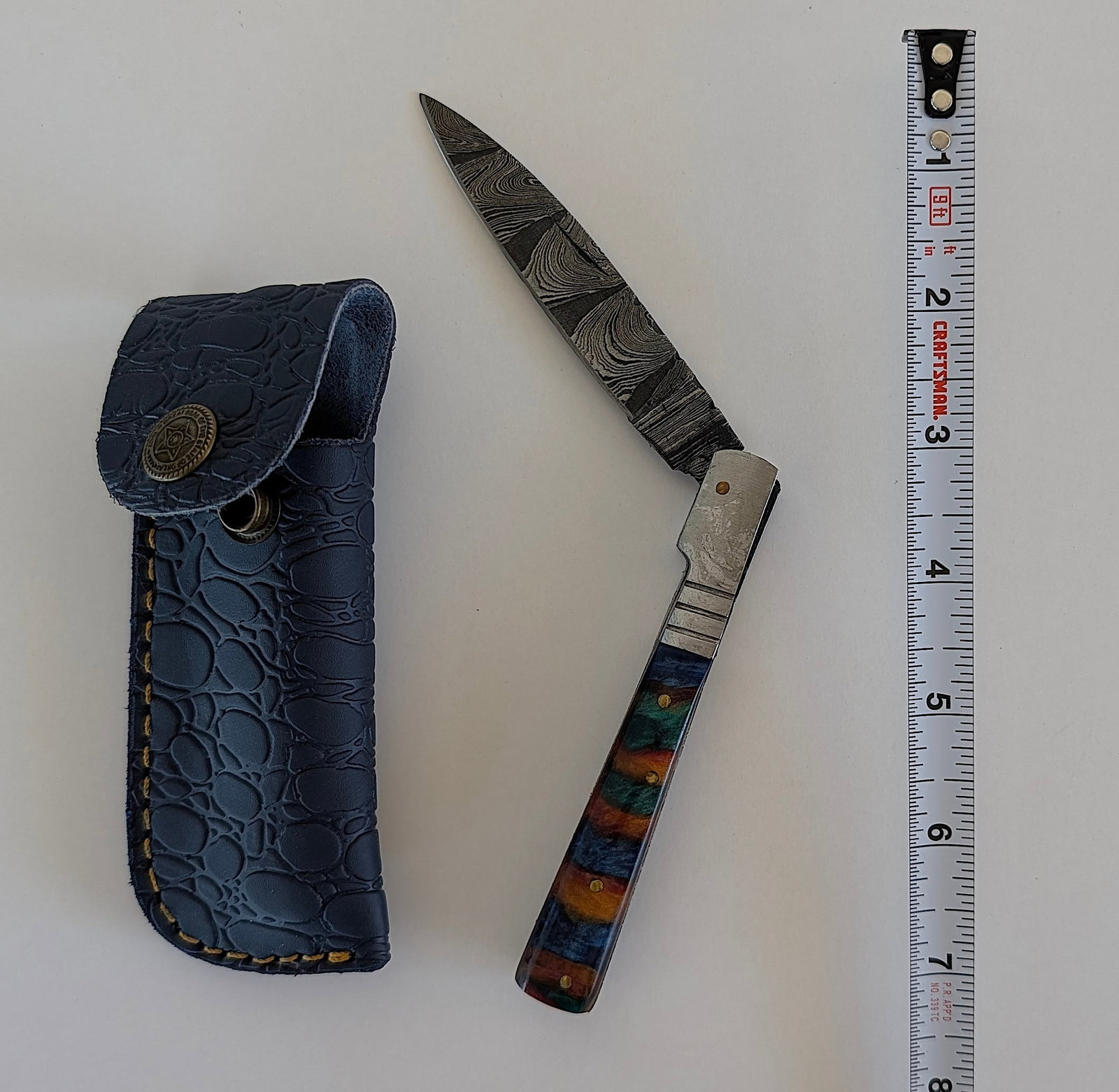 Handcrafted Heirloom Damaskus Steel Knife Blade: These aren't your average factory-made knives. Each handmade damascus knife is a unique work of art, forged with time-honored techniques and the skill of a dedicated craftsperson. The distinctive laye