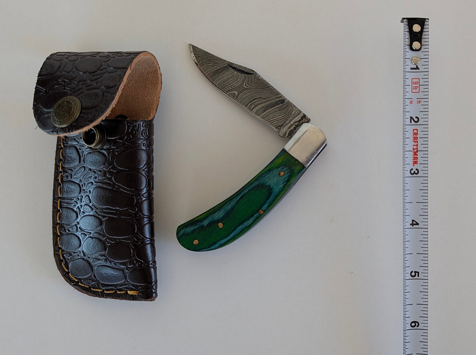 Handcrafted Heirloom Damaskus Steel Knife Blade: These aren't your average factory-made knives. Each handmade damascus knife is a unique work of art, forged with time-honored techniques and the skill of a dedicated craftsperson. The distinctive laye