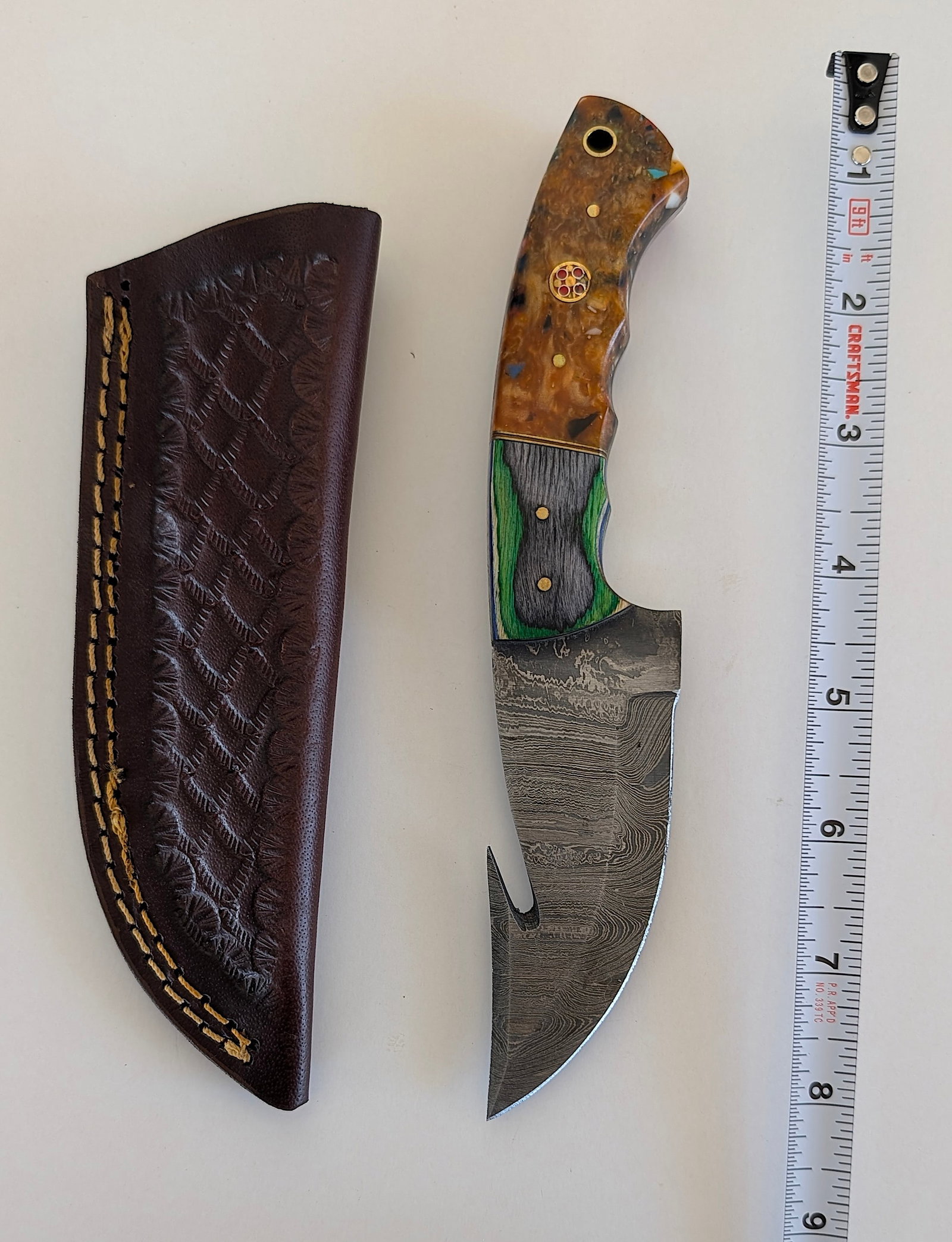 Handcrafted Heirloom Damaskus Steel Knife Blade: These aren't your average factory-made knives. Each handmade damascus knife is a unique work of art, forged with time-honored techniques and the skill of a dedicated craftsperson. The distinctive laye