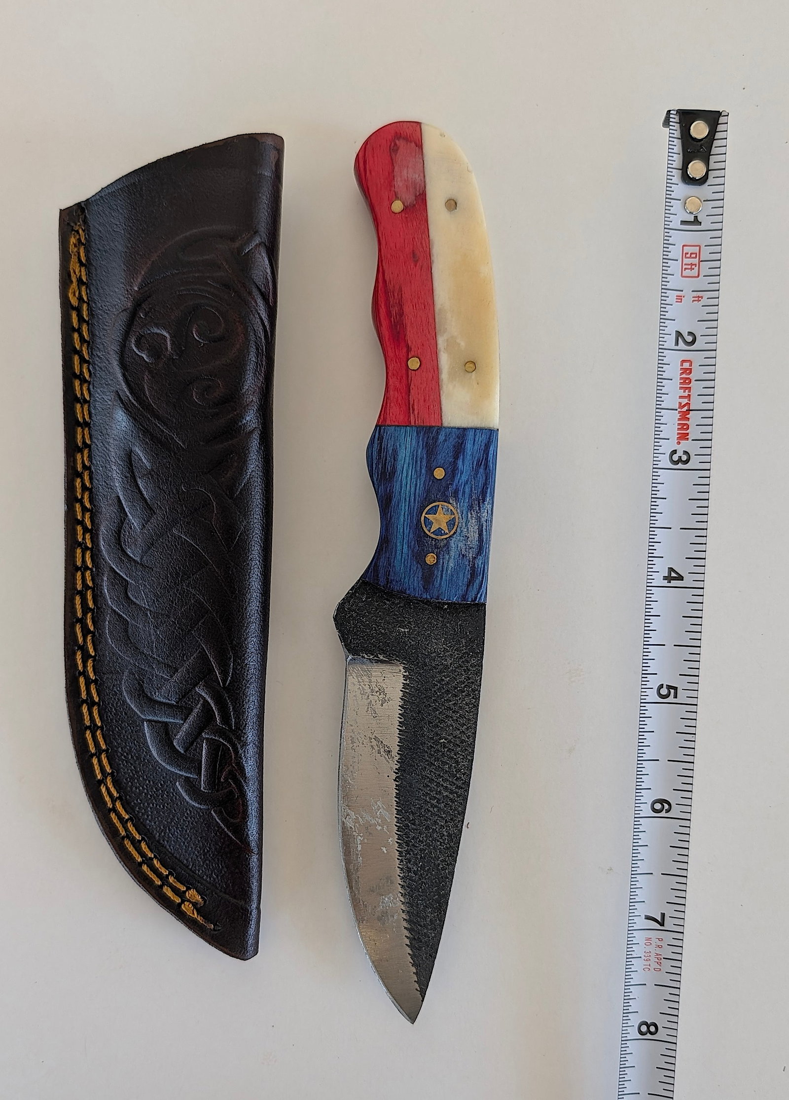 Handcrafted Heirloom Damaskus Steel Knife Blade: These aren't your average factory-made knives. Each handmade damascus knife is a unique work of art, forged with time-honored techniques and the skill of a dedicated craftsperson. The distinctive laye