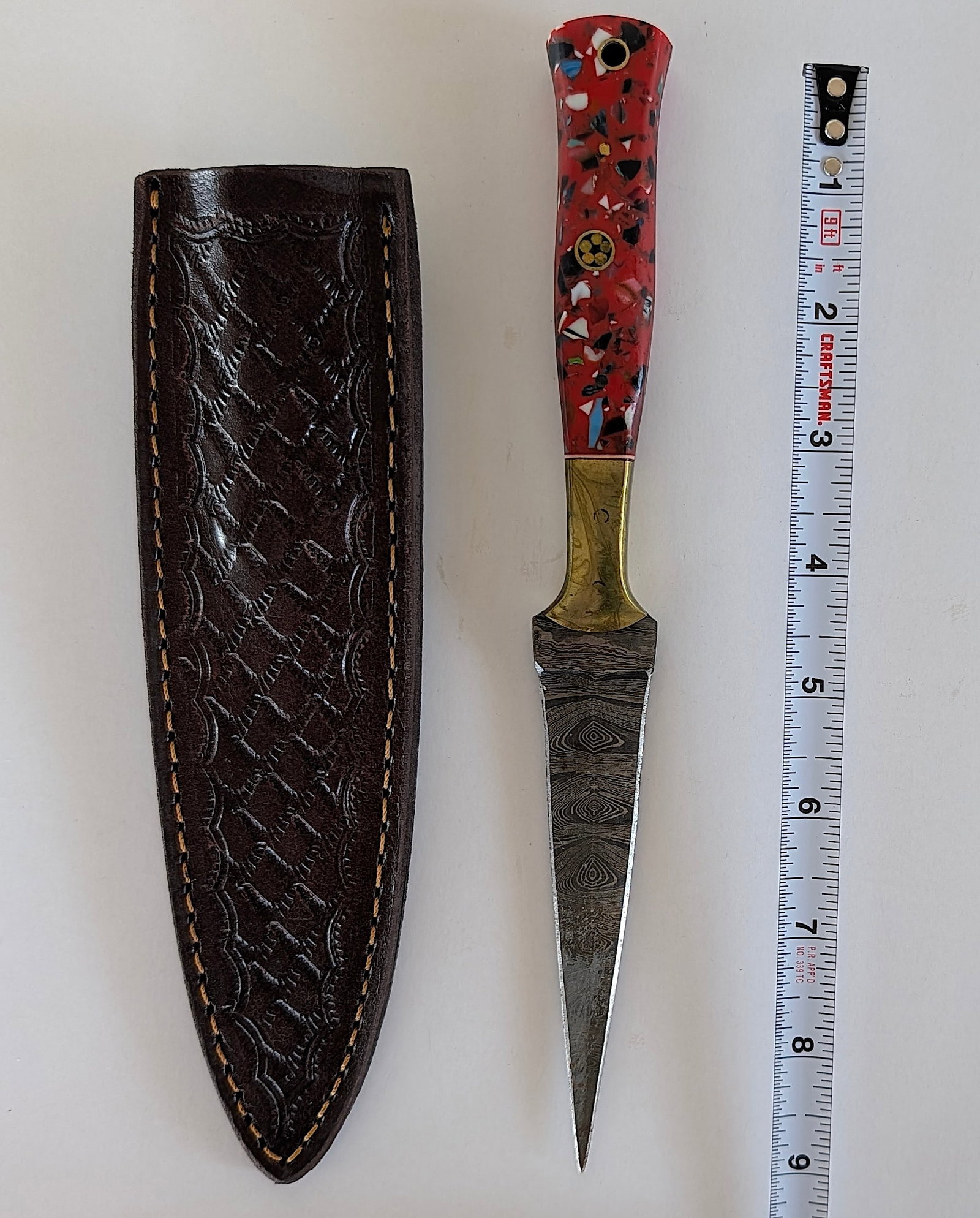 Handcrafted Heirloom Damaskus Steel Knife Blade: These aren't your average factory-made knives. Each handmade damascus knife is a unique work of art, forged with time-honored techniques and the skill of a dedicated craftsperson. The distinctive laye
