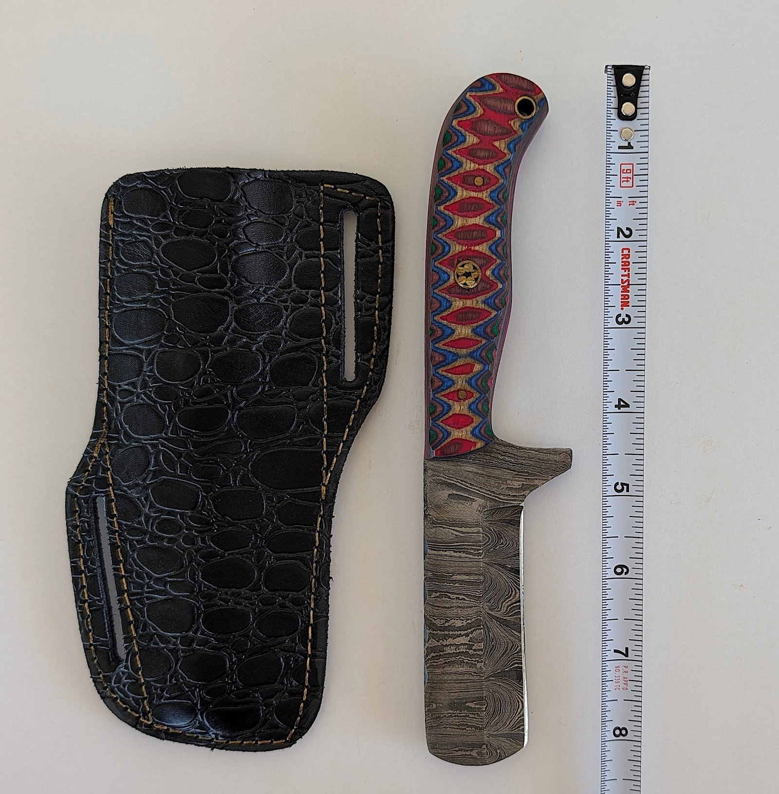 Handcrafted Heirloom Damaskus Steel Knife Blade: These aren't your average factory-made knives. Each handmade damascus knife is a unique work of art, forged with time-honored techniques and the skill of a dedicated craftsperson. The distinctive laye