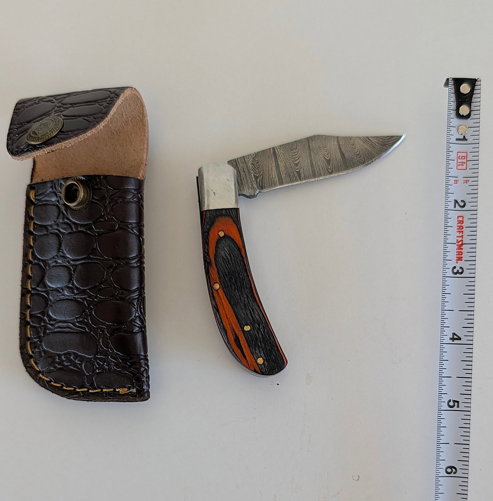 Handcrafted Heirloom Damaskus Steel Knife Blade: These aren't your average factory-made knives. Each handmade damascus knife is a unique work of art, forged with time-honored techniques and the skill of a dedicated craftsperson. The distinctive laye