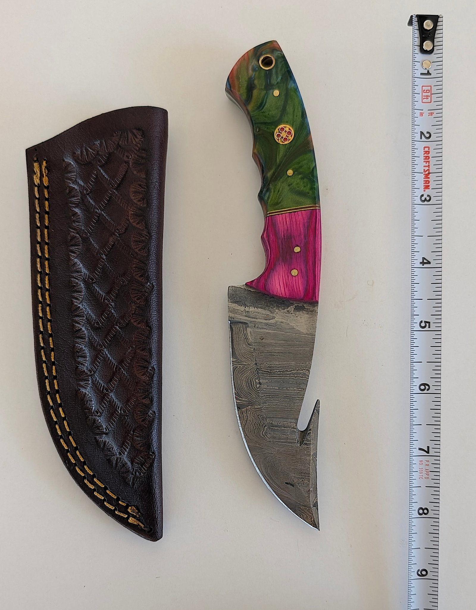 Handcrafted Heirloom Damaskus Steel Knife Blade: These aren't your average factory-made knives. Each handmade damascus knife is a unique work of art, forged with time-honored techniques and the skill of a dedicated craftsperson. The distinctive laye