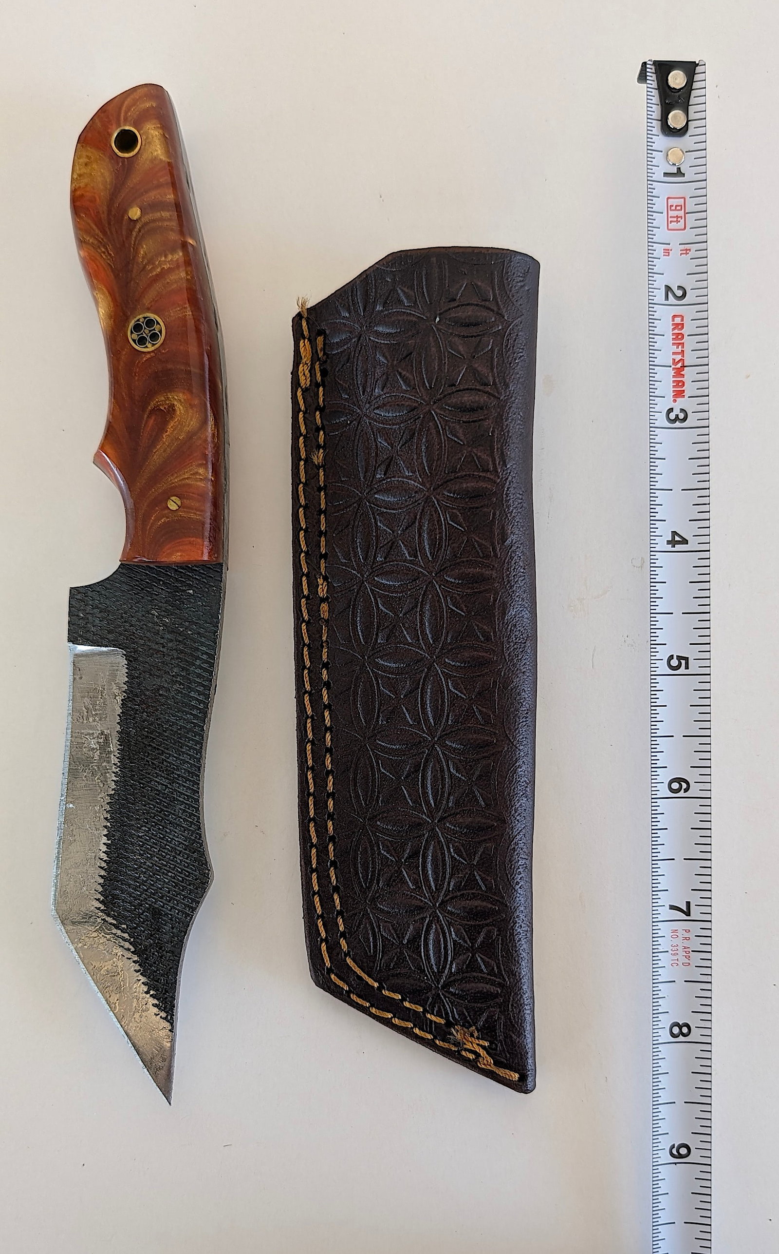 Handcrafted Heirloom Damaskus Steel Knife Blade: These aren't your average factory-made knives. Each handmade damascus knife is a unique work of art, forged with time-honored techniques and the skill of a dedicated craftsperson. The distinctive laye