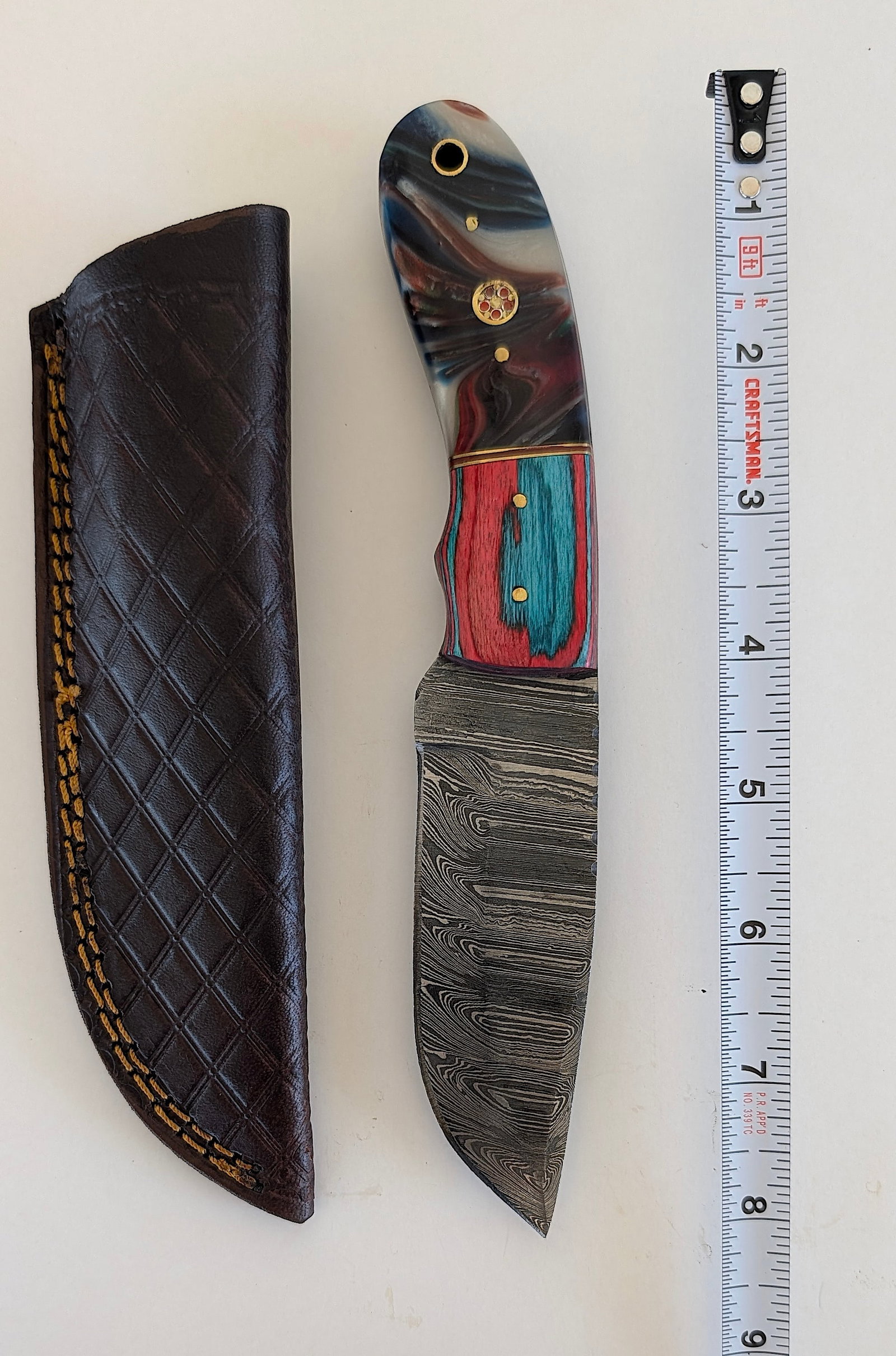 Handcrafted Heirloom Damaskus Steel Knife Blade: These aren't your average factory-made knives. Each handmade damascus knife is a unique work of art, forged with time-honored techniques and the skill of a dedicated craftsperson. The distinctive laye