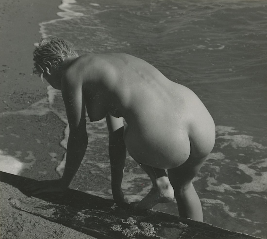 ANDR? DE DIENES Vintage Photo 1950s-1960s Nude Study: The provenance of this photo is from the archives of notable photographer Andr? de Dienes. The dimensions are Approx. 2" x 2.25" (variances can occur). This black and white gelatin photo was printed i
