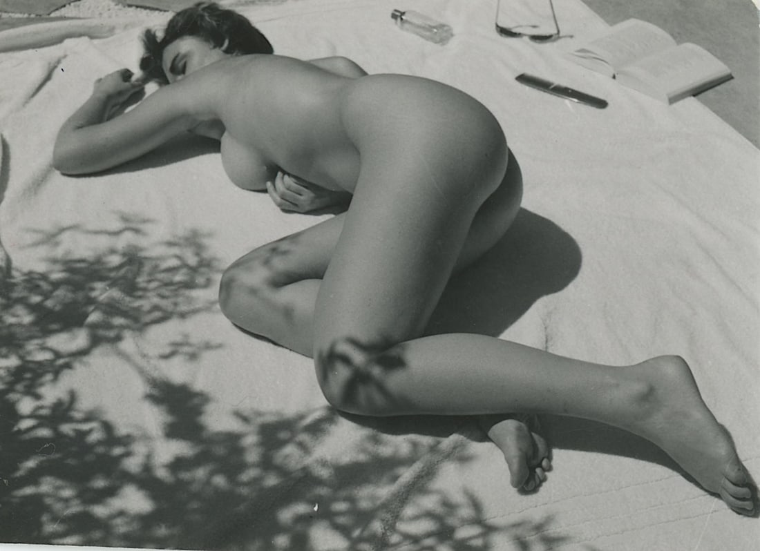 ANDR? DE DIENES Vintage Photo 1950s-1960s Nude Study: The provenance of this photo is from the archives of notable photographer Andr? de Dienes. The dimensions are Approx. 2" x 2.25" (variances can occur). This black and white gelatin photo was printed i