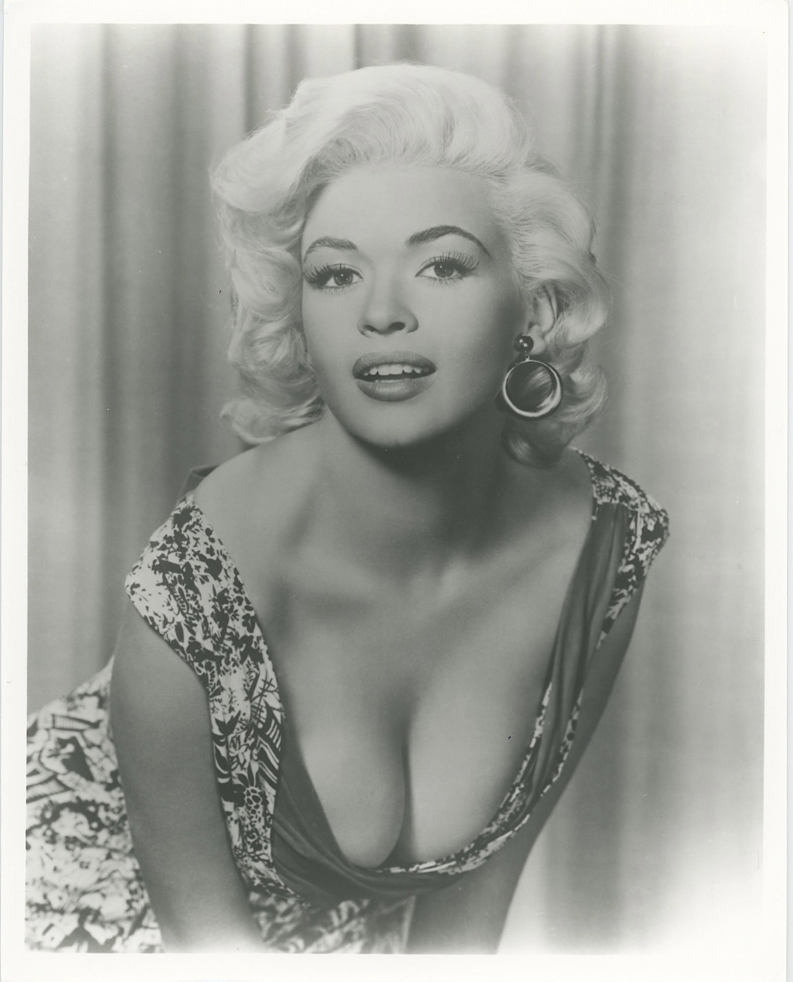 Vintage Photo Actress and Singer JAYNE MANSFIELD: The provenance of this lot is from a collector in RI. The dimensions are Approx. 10" x 8". THIS IS A RESERVE AUCTION, and the final price will include a Buyer?s Premium. Please, view our full terms an