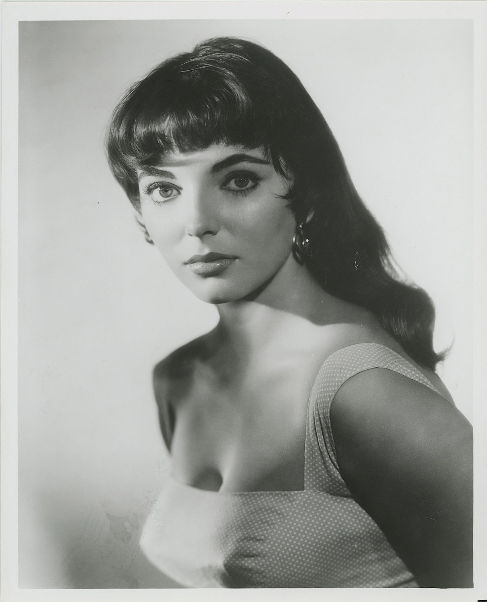 Vintage Photo Actress JOAN COLLINS: The provenance of this lot is from a collector in RI. The dimensions are Approx. 10" x 8". THIS IS A RESERVE AUCTION, and the final price will include a Buyer?s Premium. Please, view our full terms an