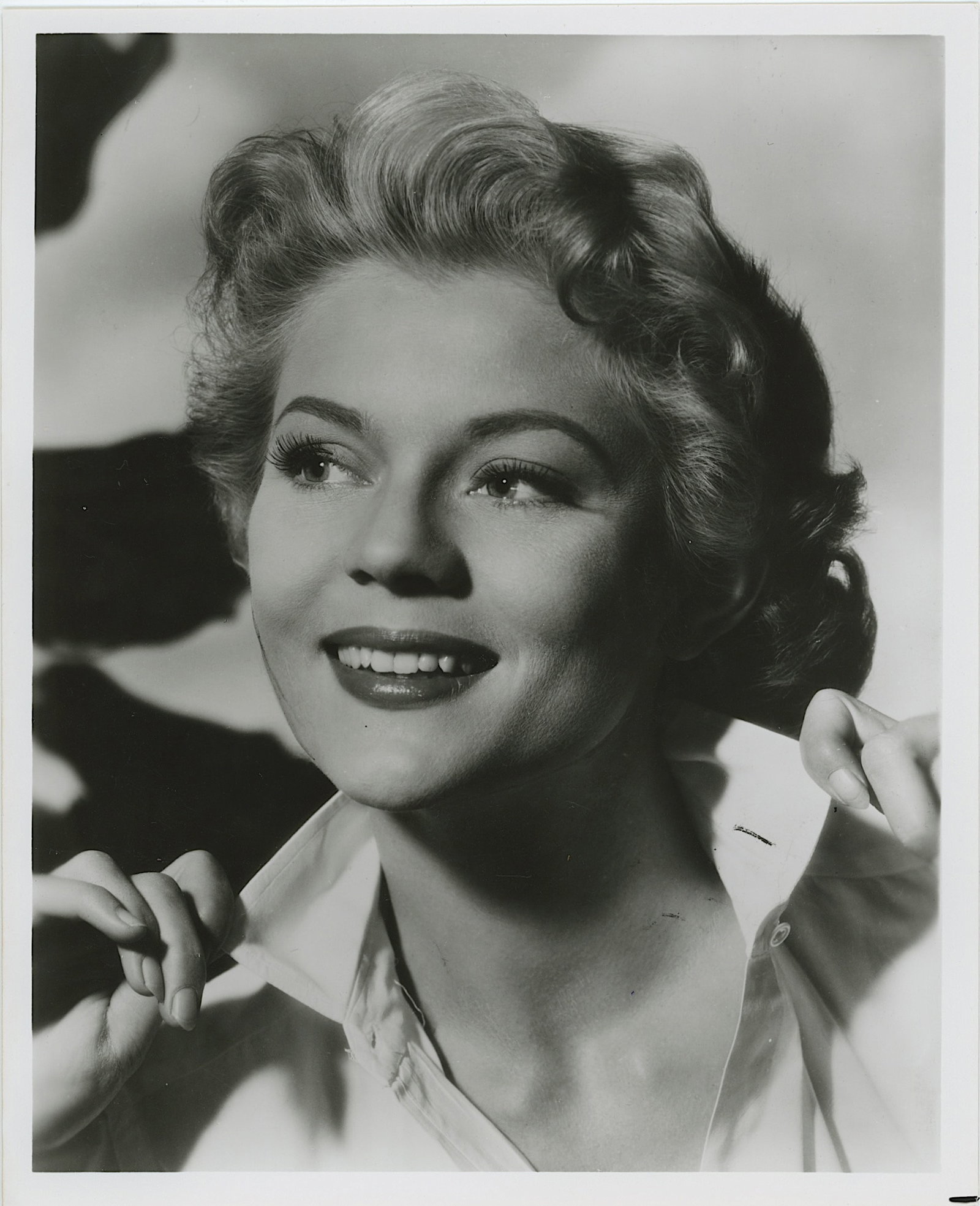 Vintage Photo Actress PEGGIE CASTLE: The provenance of this lot is from a collector in RI. The dimensions are Approx. 10" x 8". THIS IS A RESERVE AUCTION, and the final price will include a Buyer?s Premium. Please, view our full terms an