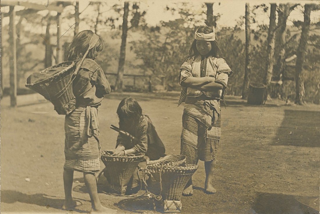 Antique Cabinet Photo NATIVE INDIGENAS: The provenance of this item is from the inventories of Artelisted. Antique cabinet photographs were created mainly during the second half of the 19th C. and early 20th C. period. They feature a real p