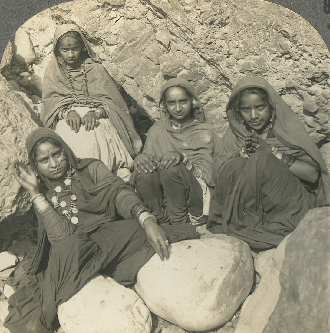 Antique Real Photo Stereoview Photo Indians: The provenance of this item is the forgotten (for many years) inventories of Artelisted. The stereoviews constitute wonderful testimonies of past time that tend to be unique. They were highly selected