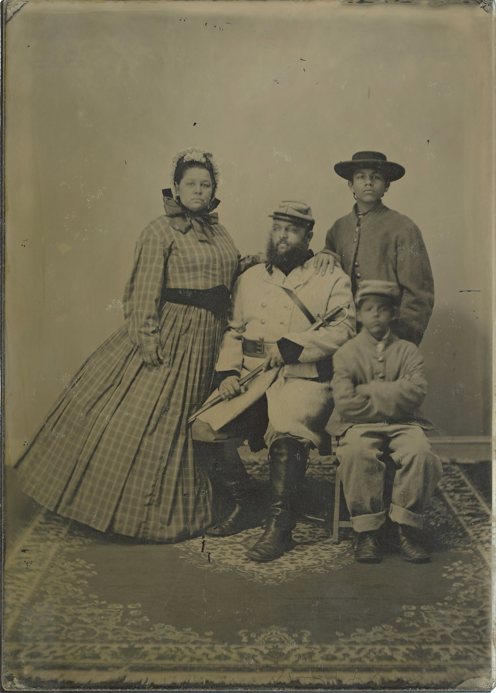 Vintage Glass Plate Unknown Confederate Soldier and Family (1 of 4)
