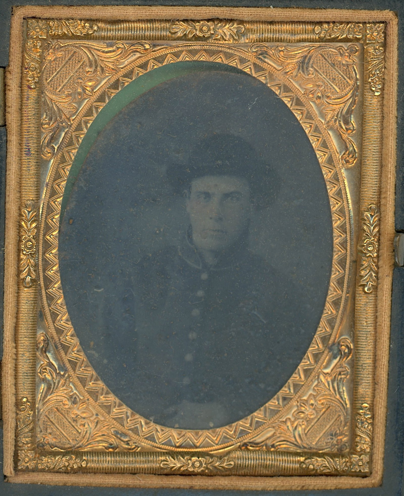 Antique Civil War Gutta Percha Case Soldier Daguerreotype: This photograph was part of the estate of a deceased collector in GA. This collection includes a very interesting group of tintypes, daguerrotypes and CDVs mainly from the American Civil War Era. The 