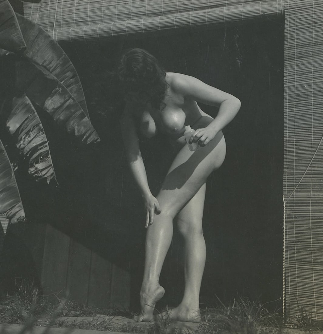 ANDR? DE DIENES Vintage Photo 1950s-1960s Nude Study: The provenance of this photo is from the archives of notable photographer Andr? de Dienes. The dimensions are Approx. 2" x 2.25" (variances can occur). This black and white gelatin photo was printed i