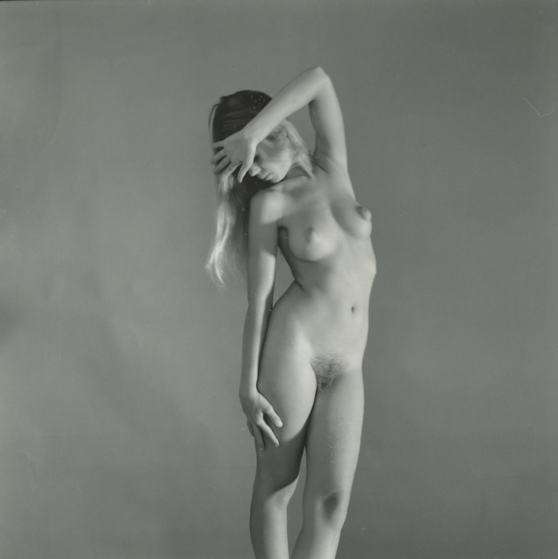 ANDR? DE DIENES Vintage Photo 1950s-1960s Nude Study: The provenance of this photo is from the archives of notable photographer Andr? de Dienes. The dimensions are Approx. 2" x 2.25" (variances can occur). This black and white gelatin photo was printed i