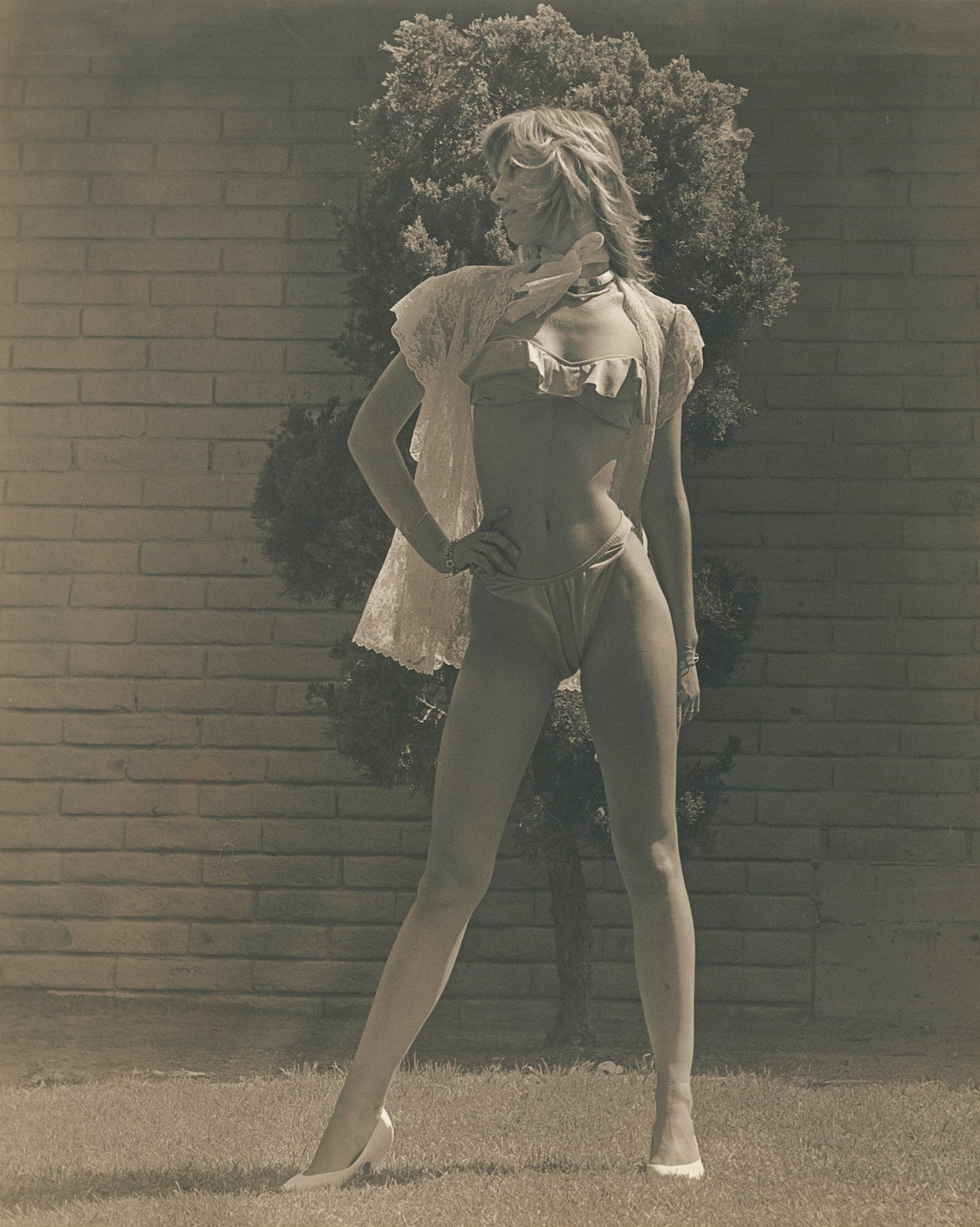 Rare BUNNY YEAGER Photo Pin Up BIKINI MODEL: The provenance of this lot is from a collector in RI. The dimensions are Approx. 10" x 8". THIS IS A RESERVE AUCTION, and the final price will include a Buyer?s Premium. Please, view our full terms an