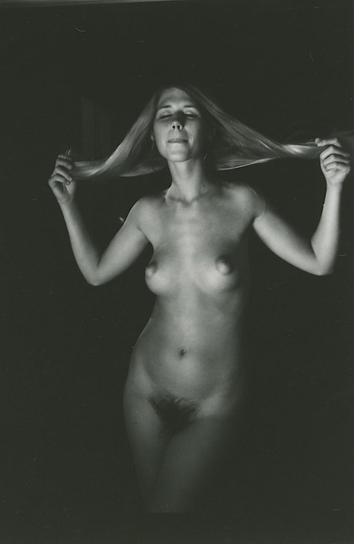 ANDR? DE DIENES Vintage Photo 1950s-1960s Nude Study: The provenance of this photo is from the archives of notable photographer Andr? de Dienes. The dimensions are Approx. 2" x 2.25" (variances can occur). This black and white gelatin photo was printed i