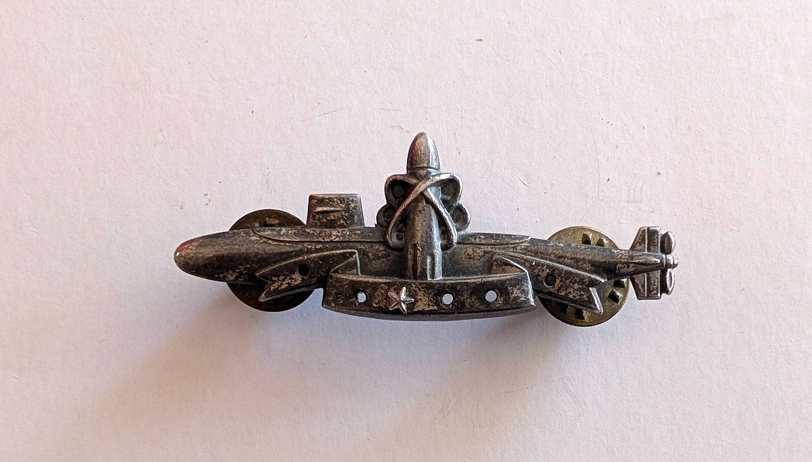 Vintage U.S. Navy Insignia Badge Nuclear Submarine: The provenance of this item is from the inventories of Artelisted. We have included quality images to show it's actual condition. THIS IS A RESERVE AUCTION, and the final price will include a Buyer?s 