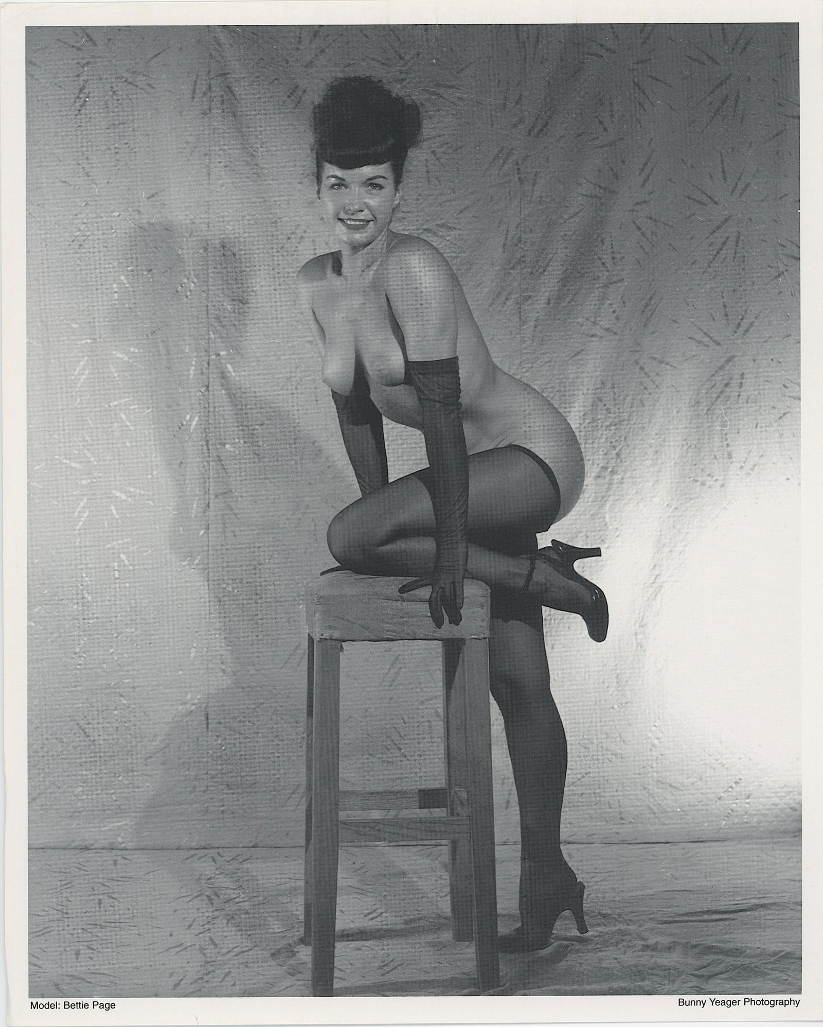 BUNNY YEAGER Vintage Pin Up Litho BETTIE PAGE: This lot is consigned by a collector in RI. The provenance is from Bunny Yeager's estate/archives. Linnea Eleanor "Bunny" Yeager (March 13, 1929 - May 24, 2014) was an American photographer and pin-up