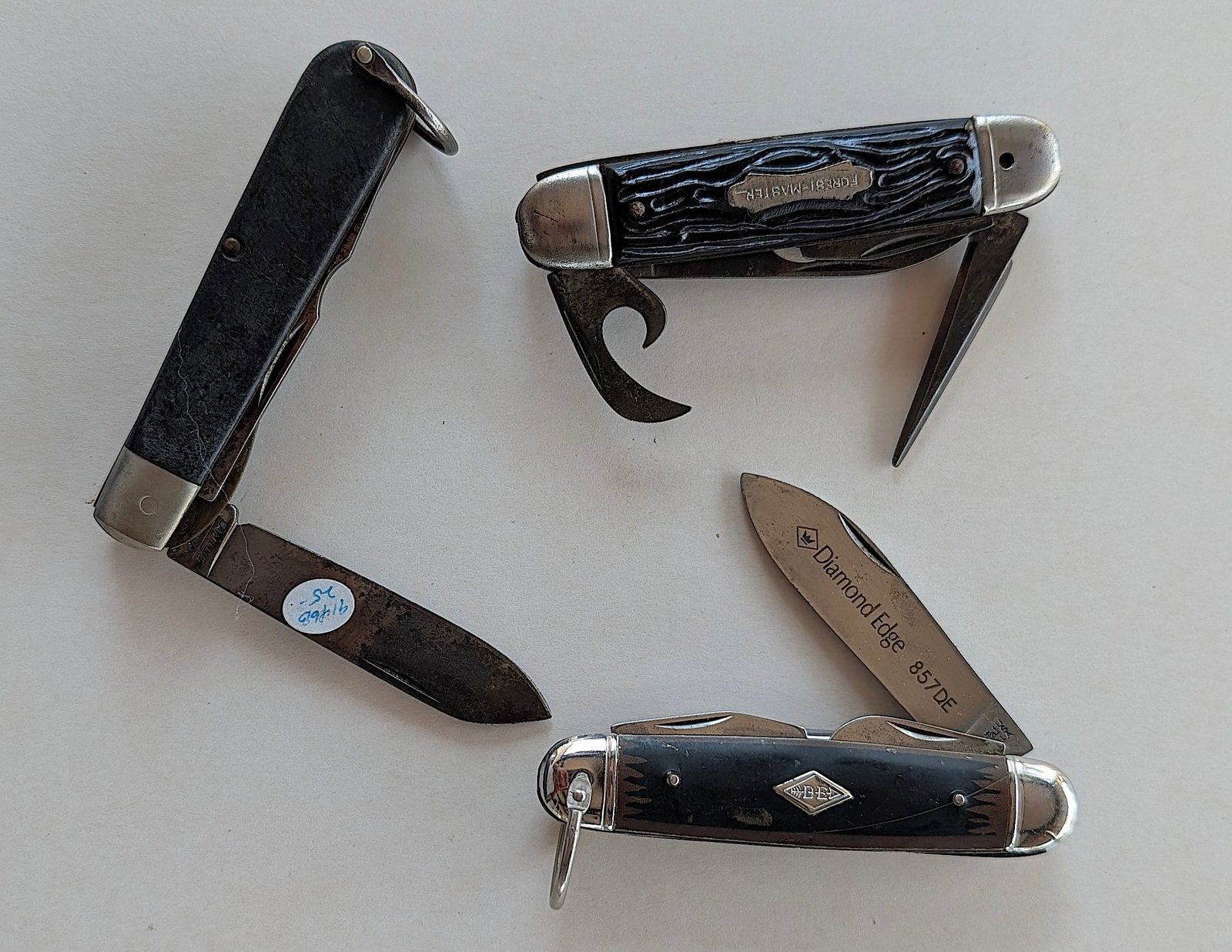 Quality group 3 vintage pocket knifes / Artelisted Inventory: Quality group 3 vintage pocket knifes / Artelisted Inventory. The provenance is from the estate of a deceased dealer/collector in PBC, Florida. We have included quality images to show it's actual