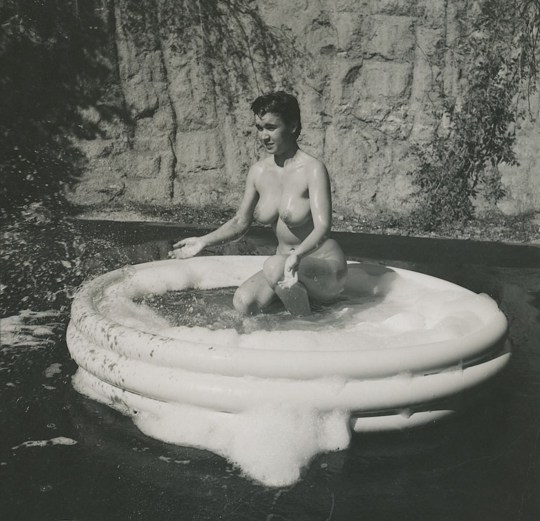 ANDRE DE DIENES Vintage Photo 1950s-1960s Nude Study: ANDRE DE DIENES Vintage Photo 1950s-1960s Nude Study. The provenance of this photo is from the archives of notable photographer Andr? de Dienes. The dimensions are Approx. 1.8" x 2.25" (variances can 