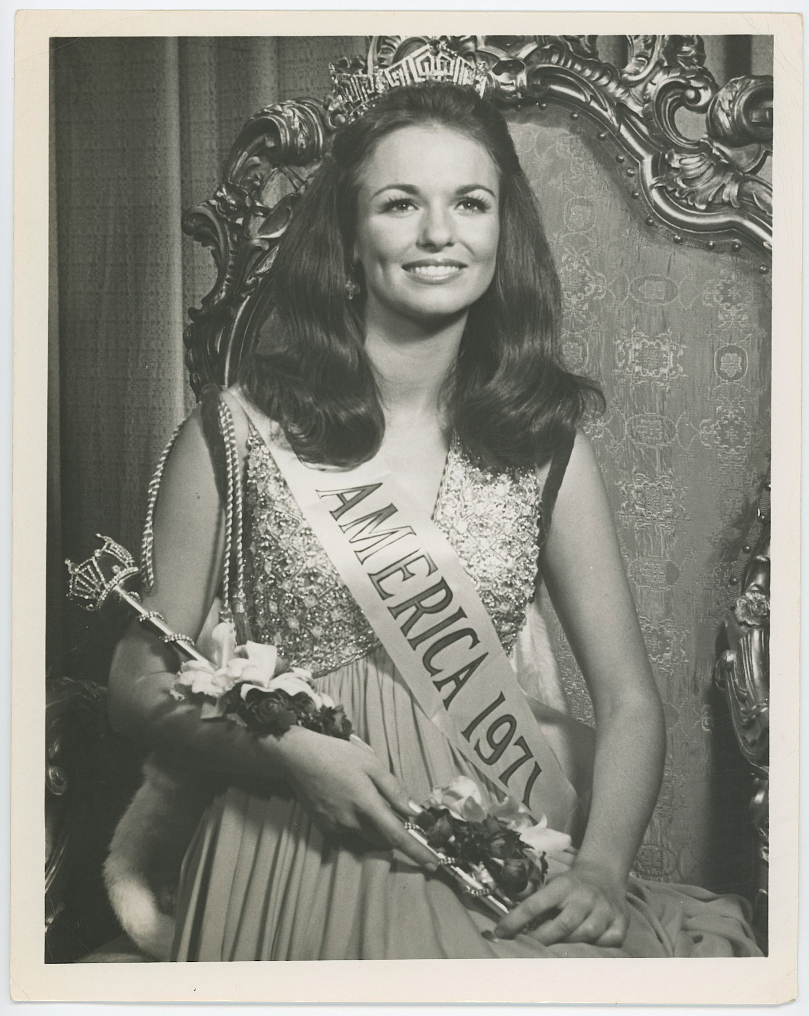 Printed photo Phyllis George - Miss America 1971: Printed photo Phyllis George - Miss America 1971. This lot is consigned by a collector in RI. We have included quality images to show it's actual condition.The dimensions are Approx. 10" x 8". THIS IS