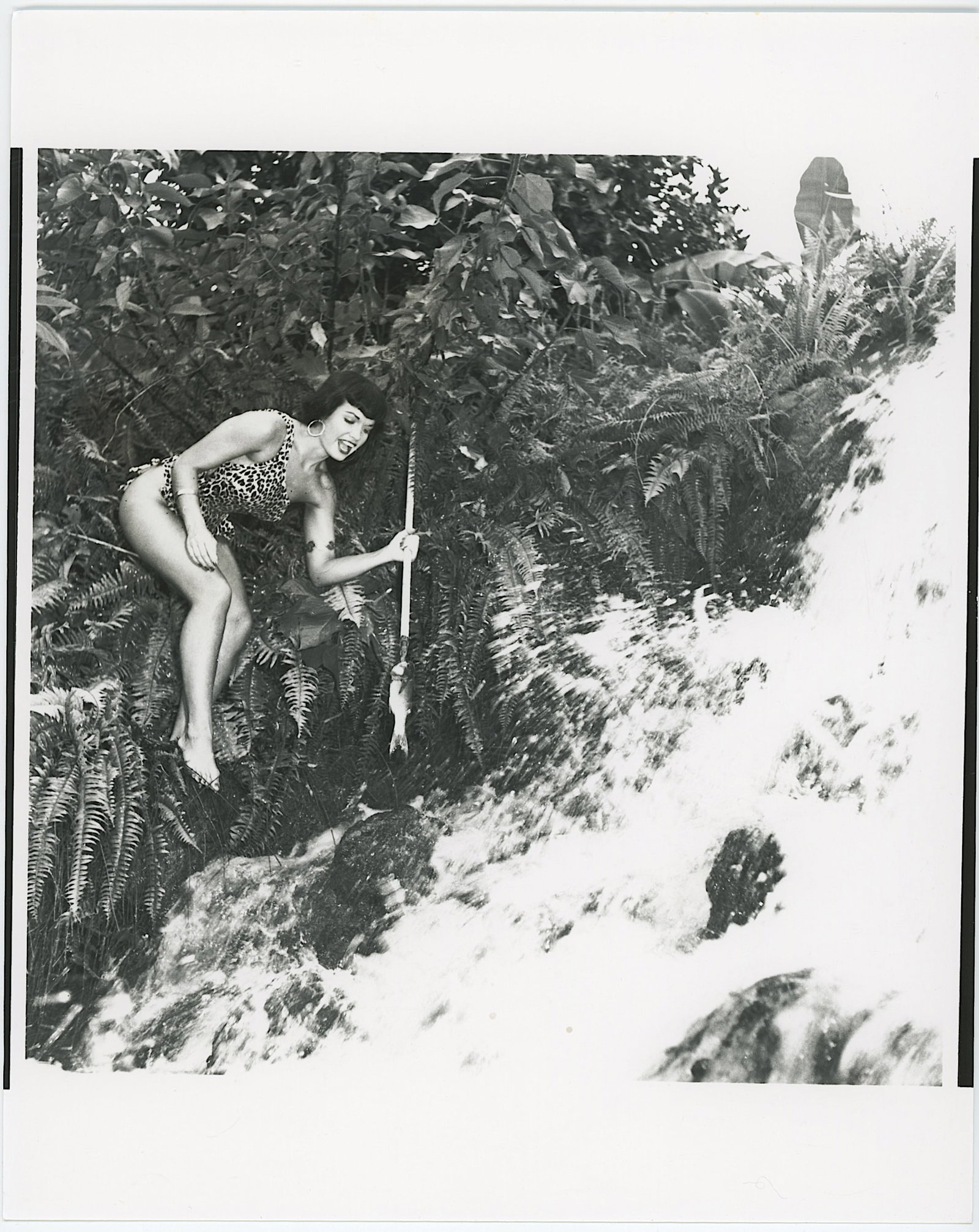 Black & white photograph Pin Up Model Bettie Page: Print black & white photograph Pin Up Model Bettie Page. This lot is consigned by a collector in RI. We have included quality images to show it's actual condition.The dimensions are Approx. 10" x 8". 