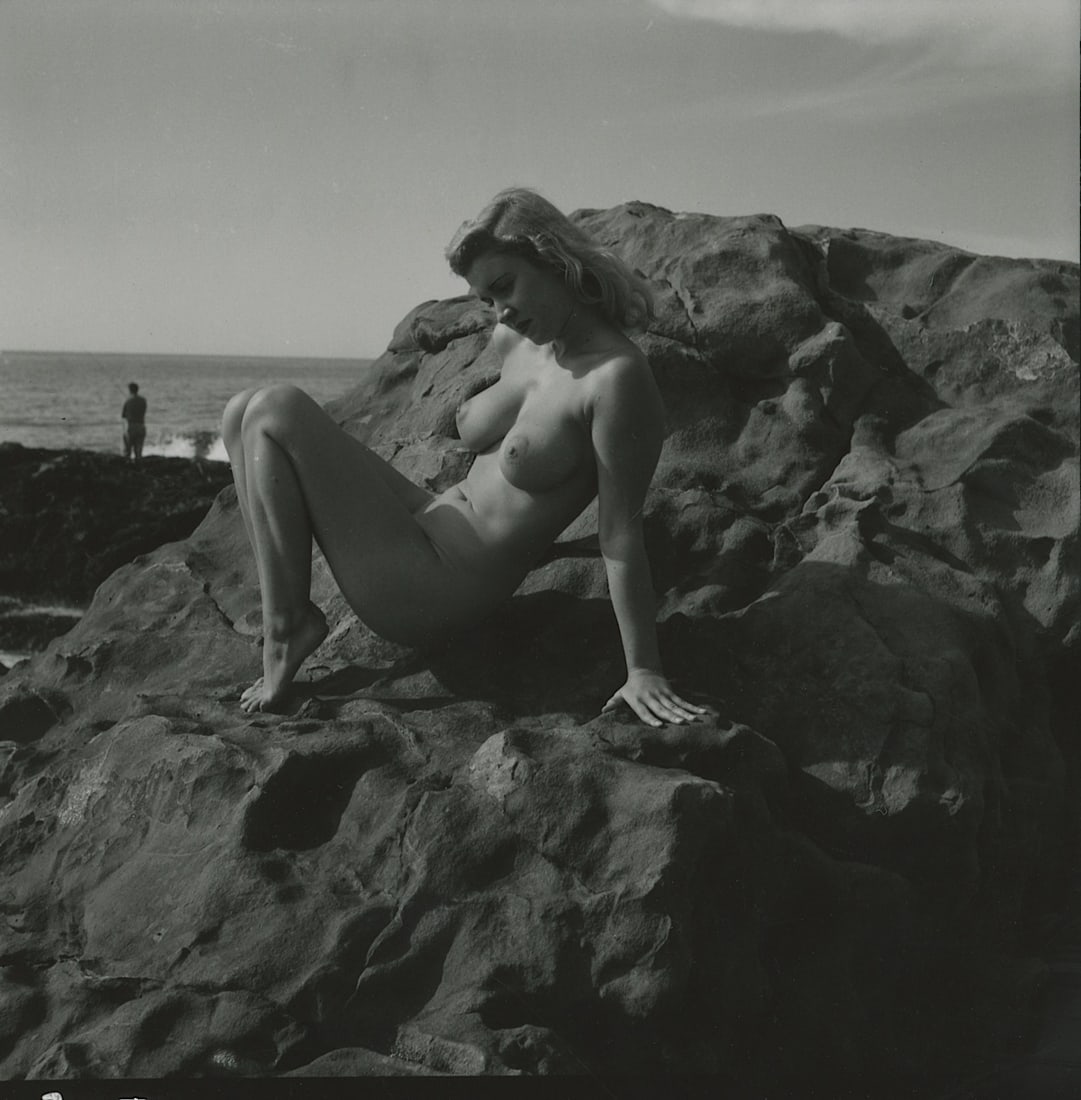 ANDRE DE DIENES Vintage Photo 1950s-1960s Nude Study: ANDRE DE DIENES Vintage Photo 1950s-1960s Nude Study. The provenance of this photo is from the archives of notable photographer AndrŽ de Dienes. The dimensions are Approx. 1.8" x 2.25" (variances
