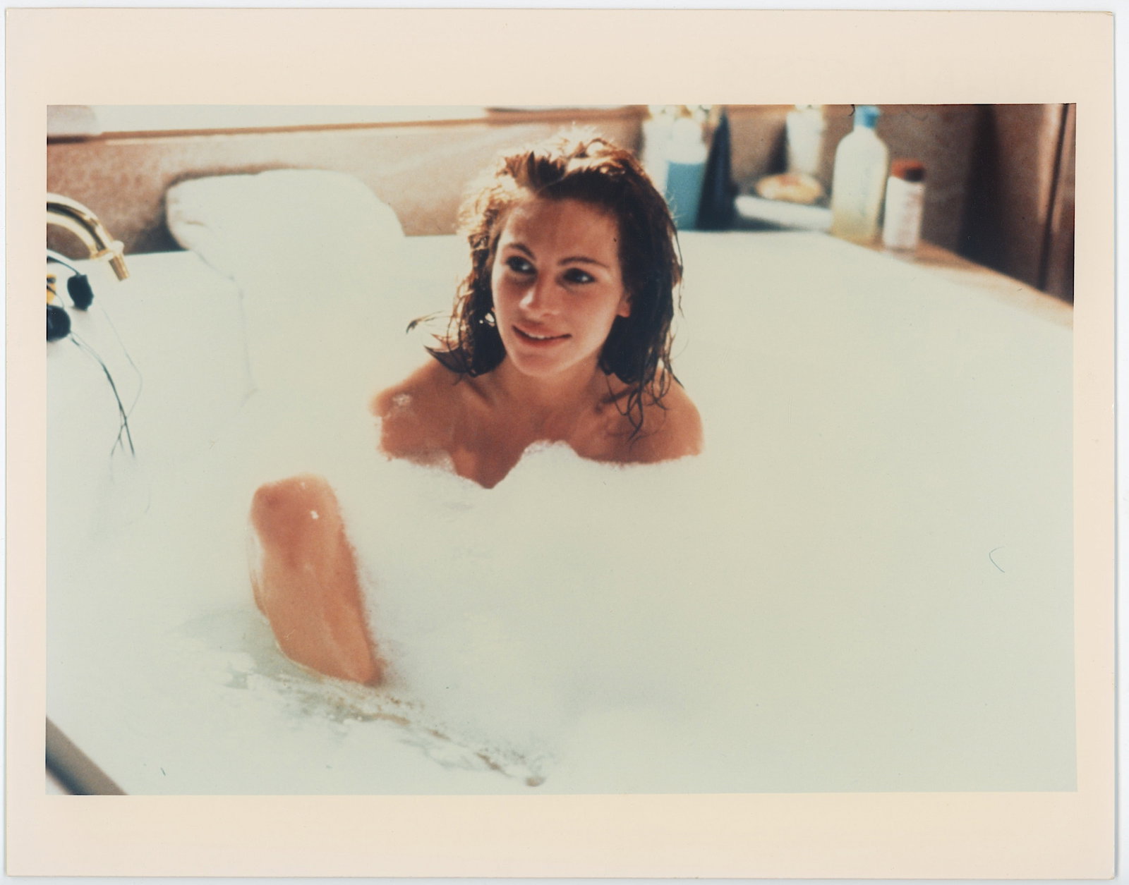 Photograph Show American Actress JULIA ROBERTS: Photograph Show American Actress JULIA ROBERTS. The dimensions are 10" x 8". We have included quality images to show it's actual condition. THIS IS A RESERVE AUCTION, and the final price will include 
