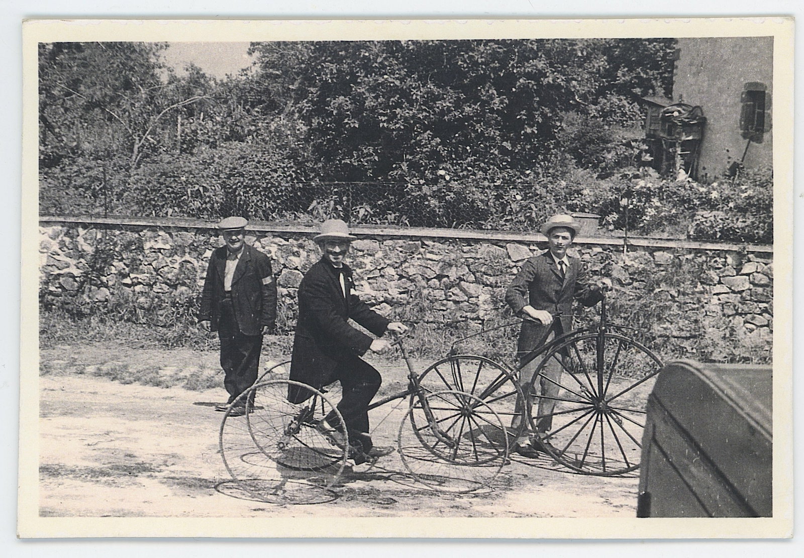 Scarce Historical Photo Collectors early historic cycles: Scarce Historical Photo Collectors early historic cycles. Provenance from inventories of Artelisted. The dimensions are Approx. 4.5" x 6". We have included quality images to show it's actual condition