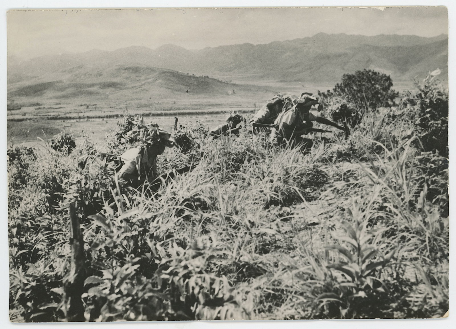 Scarce Historical Photo Collectors Soldiers Vietnam War: Scarce Historical Photo Collectors Soldiers Vietnam War. Provenance from inventories of Artelisted. The dimensions are Approx. 4.5" x 6". We have included quality images to show it's actual condition.