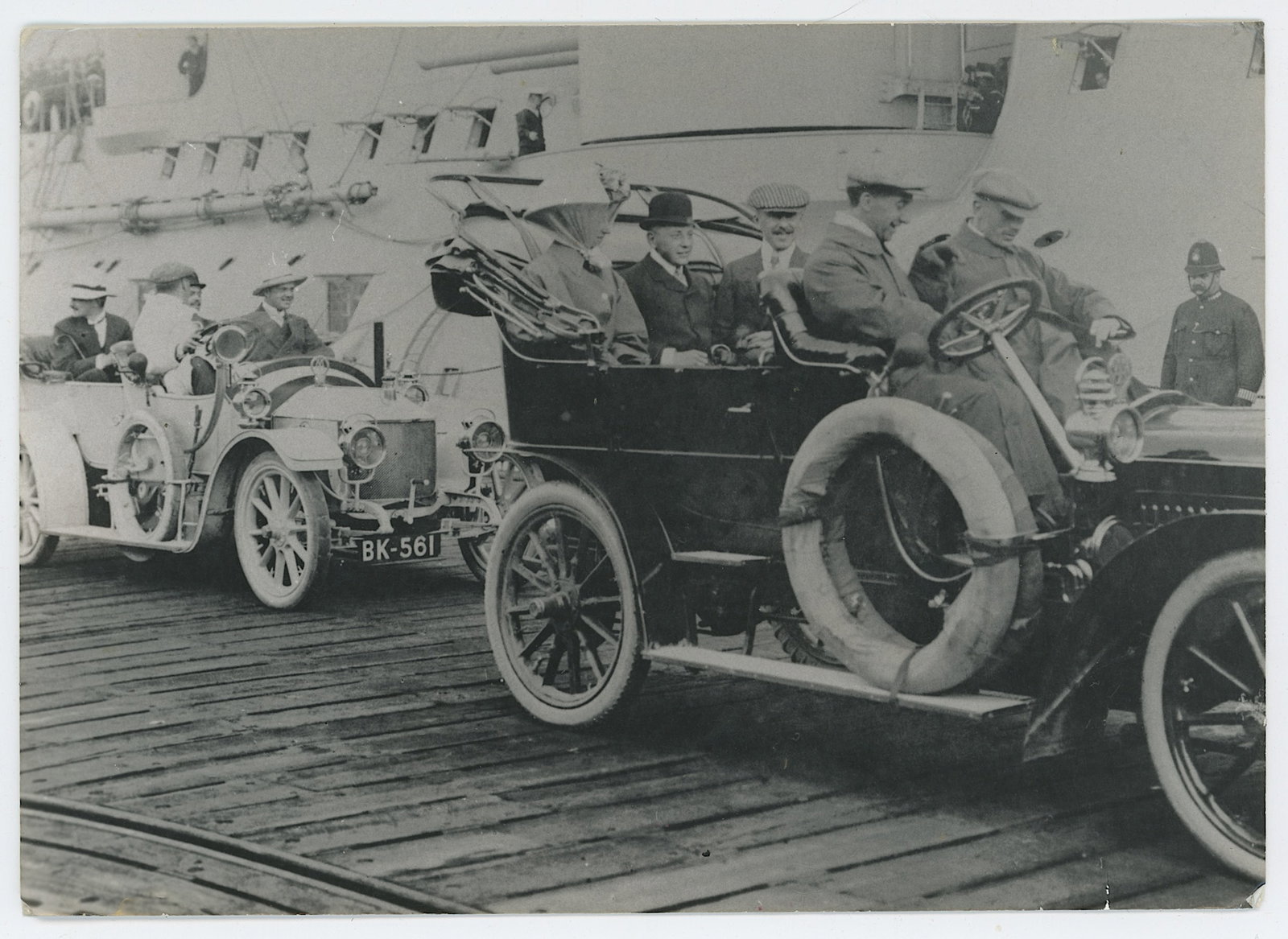 Scarce Historical Photo Collectors Minerva Motorcars: Scarce Historical Photo Collectors Minerva MotorcarsProvenance from inventories of Artelisted. The dimensions are Approx. 4.5" x 6". We have included quality images to show it's actual condition. THIS