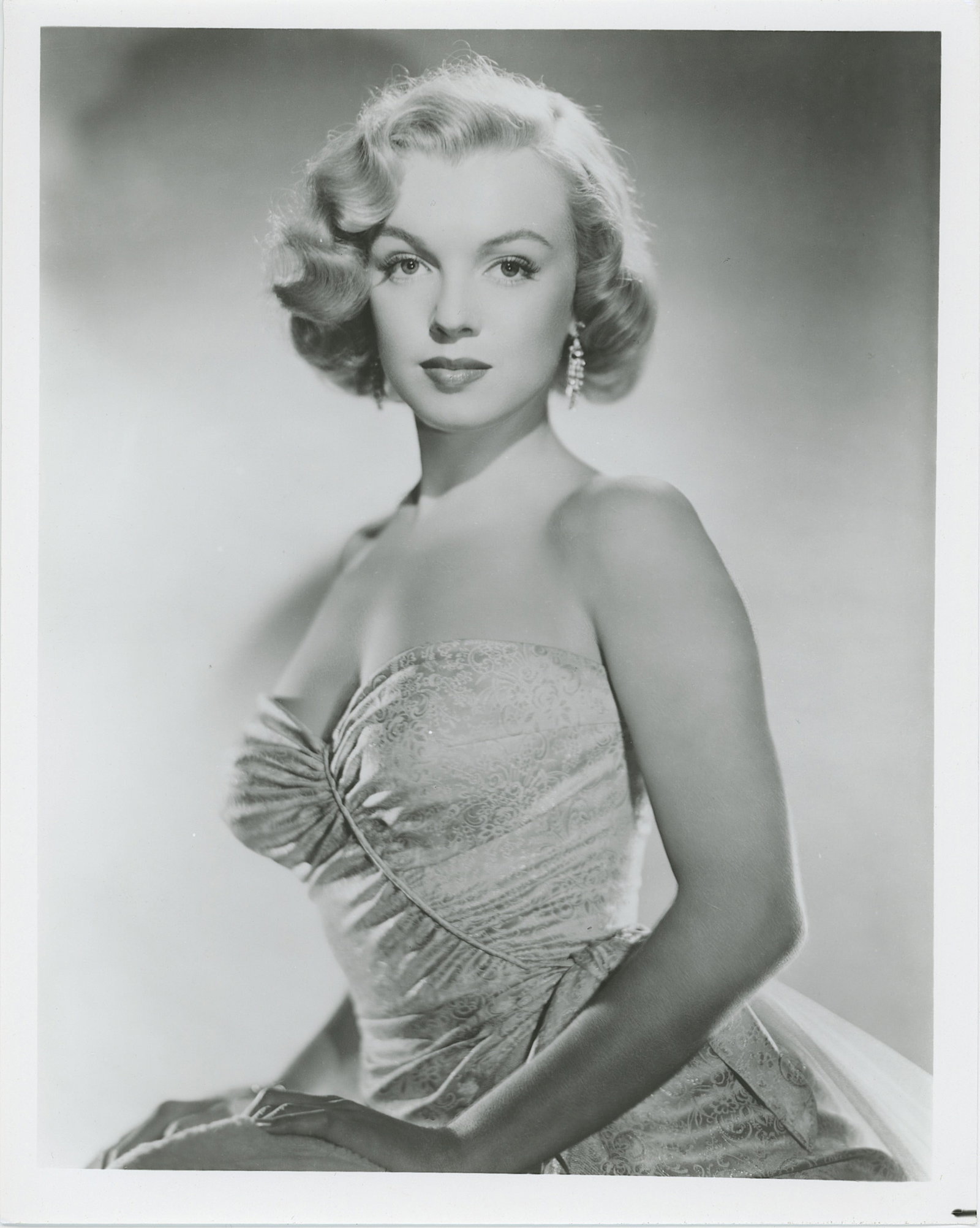 Photo Reprod. Portrait MARILYN MONROE: Photo Reprod. Portrait MARILYN MONROE. Provenance from inventories of a collector in RI. The dimensions are Approx. 10" X 8". We have included quality images to show it's actual condition. THIS IS A R