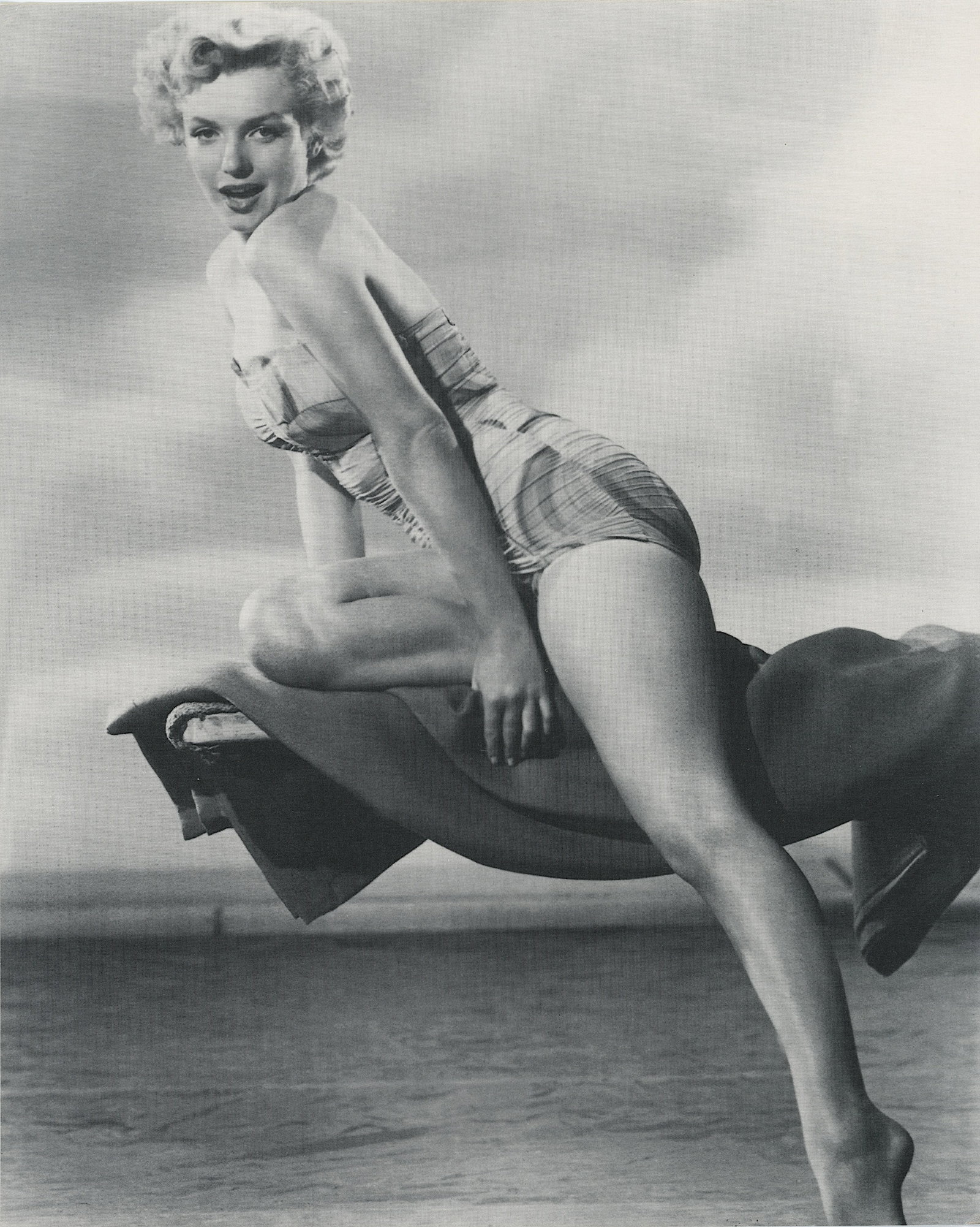 Lithograph Reprod. Portrait MARILYN MONROE: Lithograph Reprod. Portrait MARILYN MONROE. Provenance from inventories of a collector in RI. The dimensions are Approx. 10" X 8". We have included quality images to show it's actual condition. THIS I