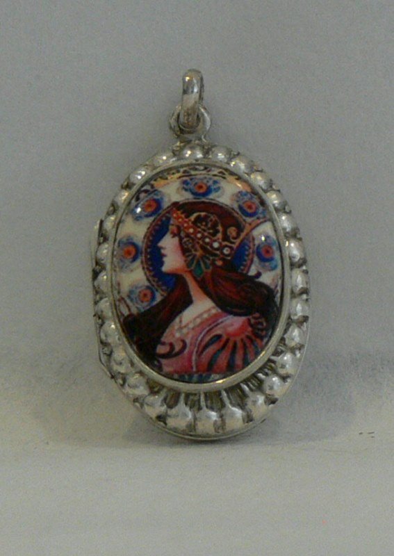 Fine antique silver pill holder Art Nouveau: Dimensions about 1" x 0.75"